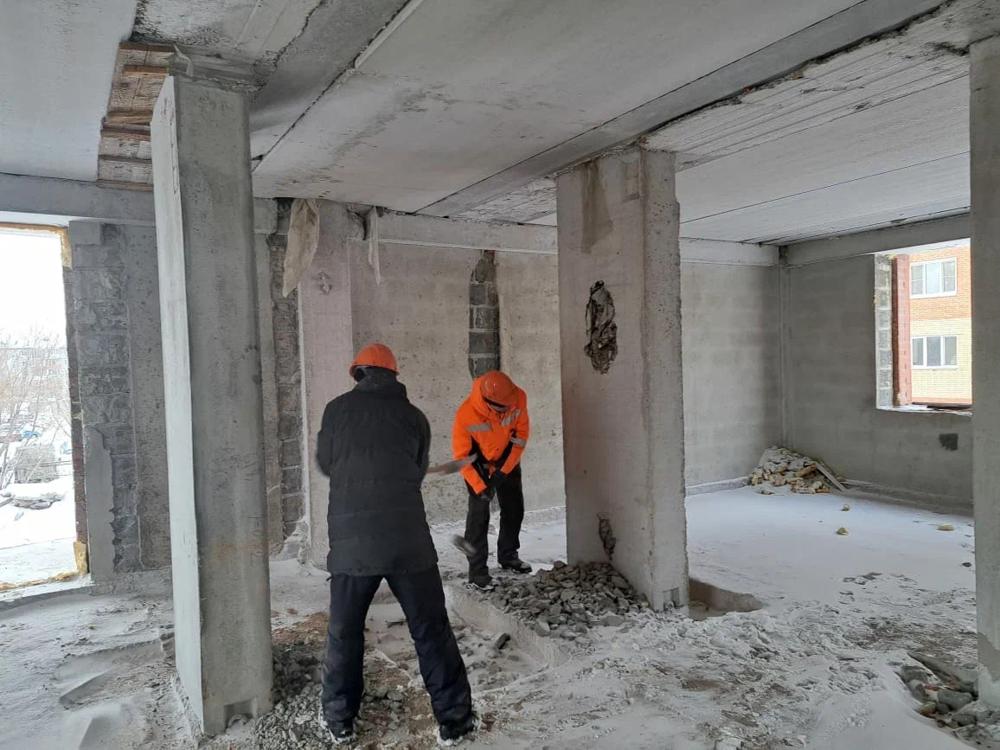 Достройку дома на улице Химиков в Омске начали с крушения стен Достройку дома на улице Химиков в Омске начали с крушения стен