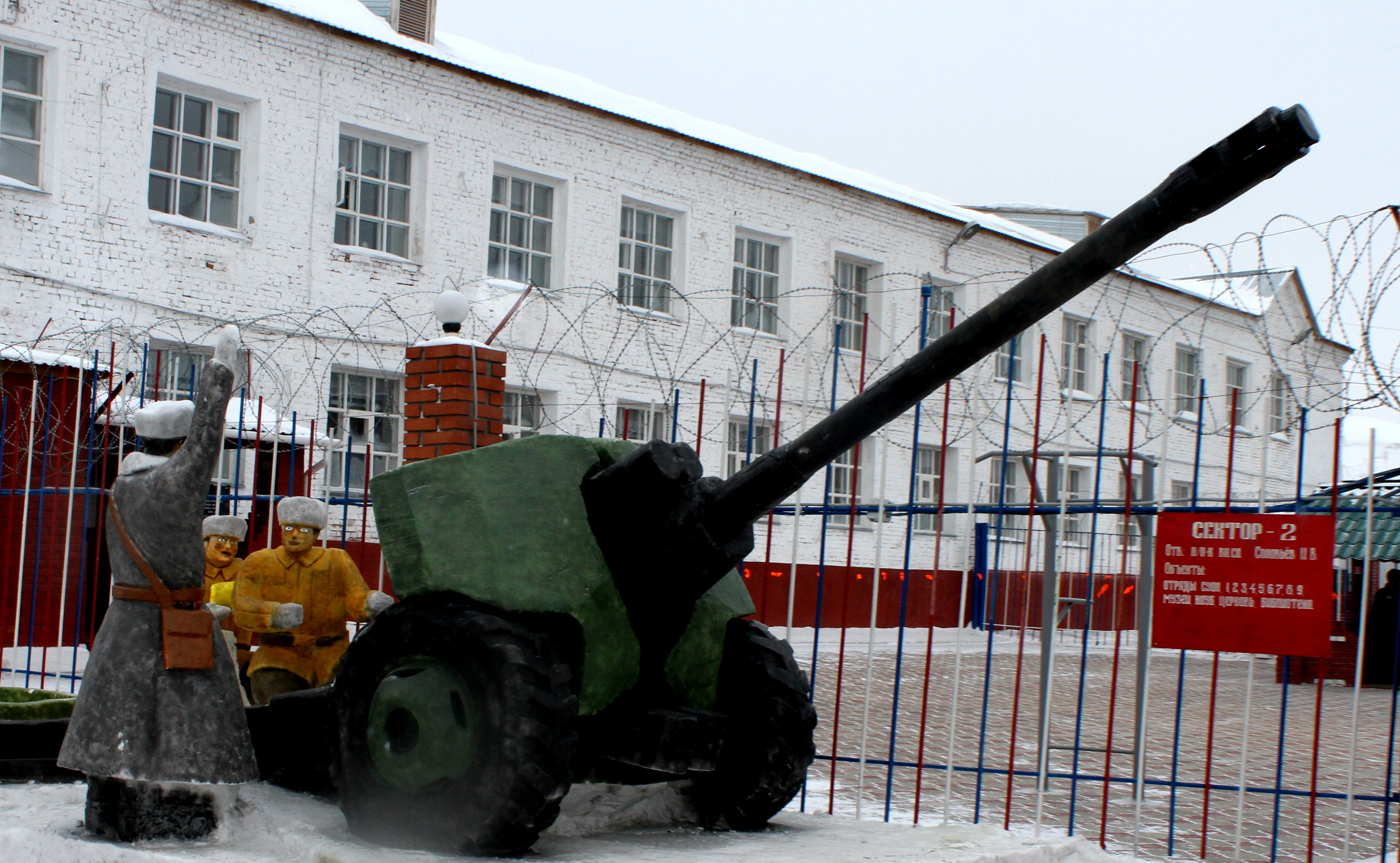 Заключенные омской колонии воссоздали ледяной городок 1942 года Заключенные омской колонии воссоздали ледяной городок 1942 года