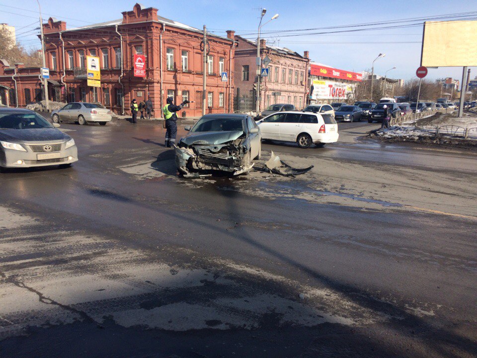 Участник аварии с гробом в центре Омска ищет свидетелей ДТП Участник аварии с гробом в центре Омска ищет свидетелей ДТП