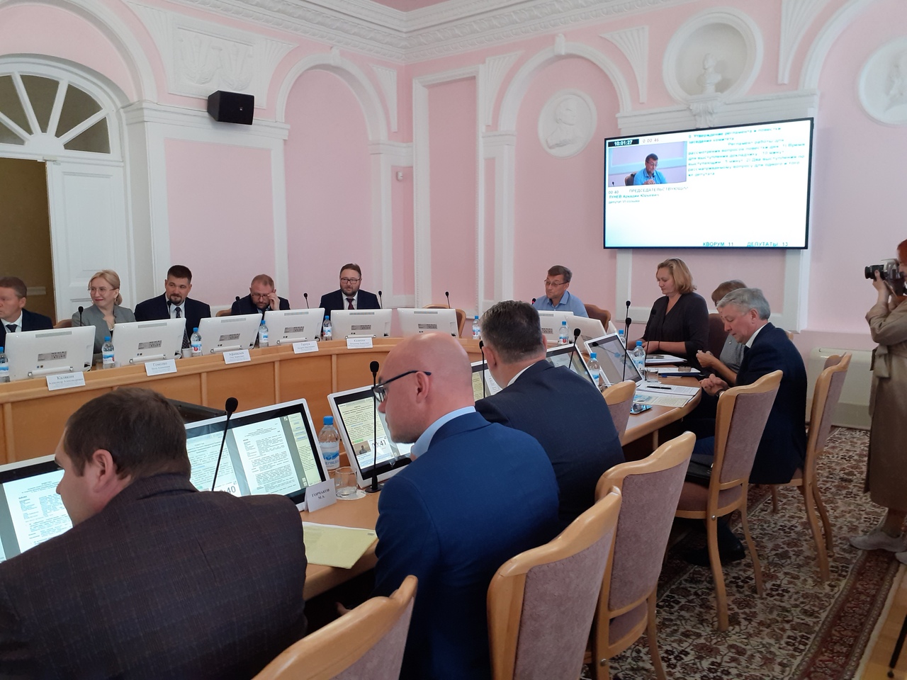 Омских депутатов возмутили горы мусора и торговля на кладбищах Омских депутатов возмутили горы мусора и торговля на кладбищах