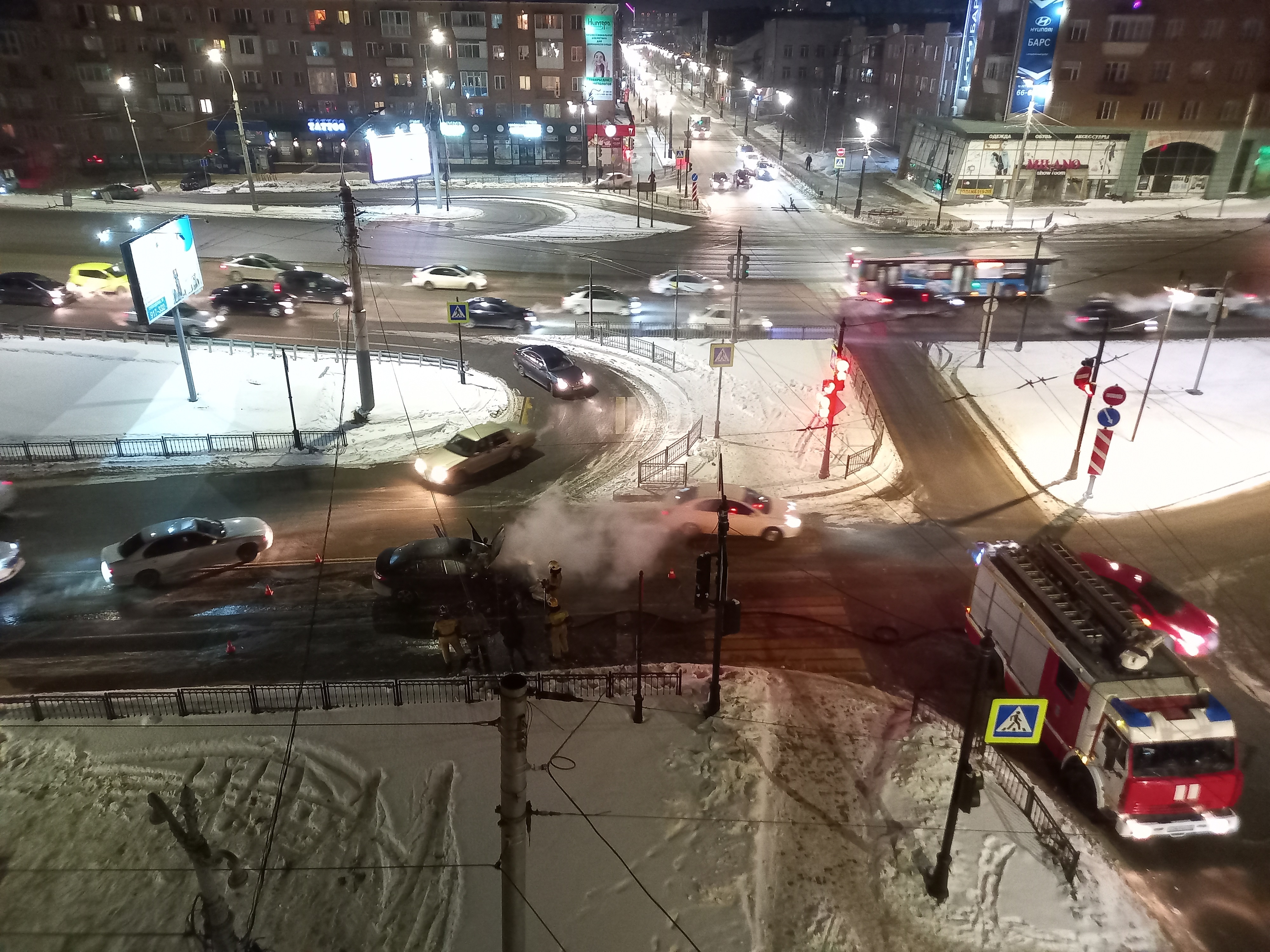 На дороге в центре Омска загорелся автомобиль На дороге в центре Омска загорелся автомобиль