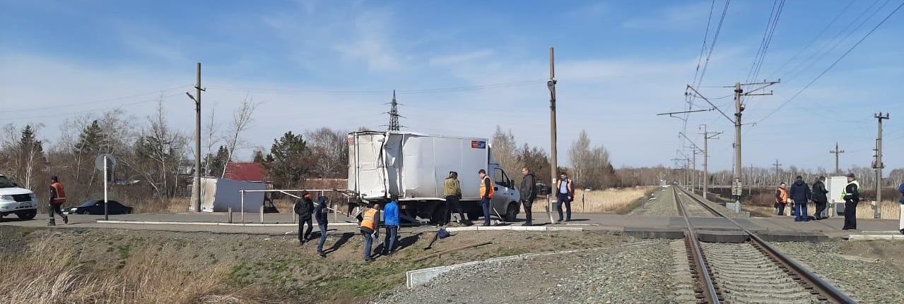 В Омске грузовик влетел в поезд В Омске грузовик влетел в поезд