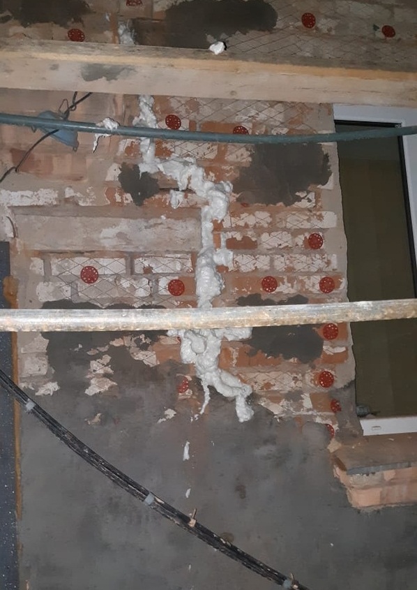В Омске разрушающийся дом «починили» монтажной пеной В Омске разрушающийся дом «починили» монтажной пеной