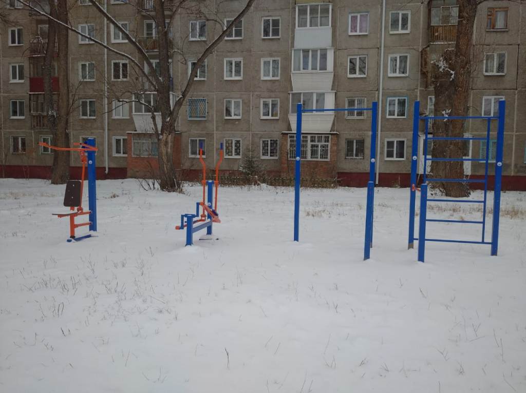 Благодаря депутату Дмитрию Саханю в омских дворах появились спортивные тренажеры Благодаря депутату Дмитрию Саханю в омских дворах появились спортивные тренажеры