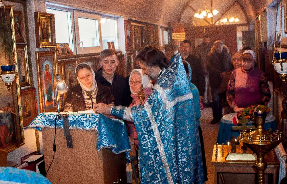 В омском онкодиспансере провели божественную литургию и раздали подарки В омском онкодиспансере провели божественную литургию и раздали подарки