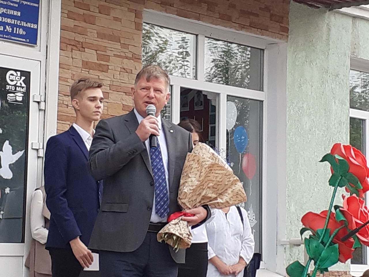«Научитесь дружить»: спикер горсовета Омска поздравил первоклашек «Научитесь дружить»: спикер горсовета Омска поздравил первоклашек