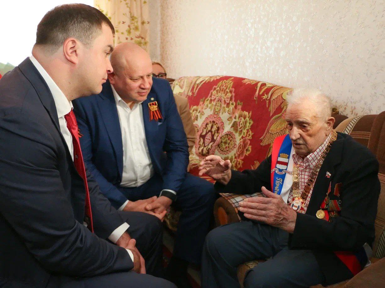 Хоценко и Шелест вручили участникам Великой Отечественной войны удостоверения «Почетный гражданин Омска»