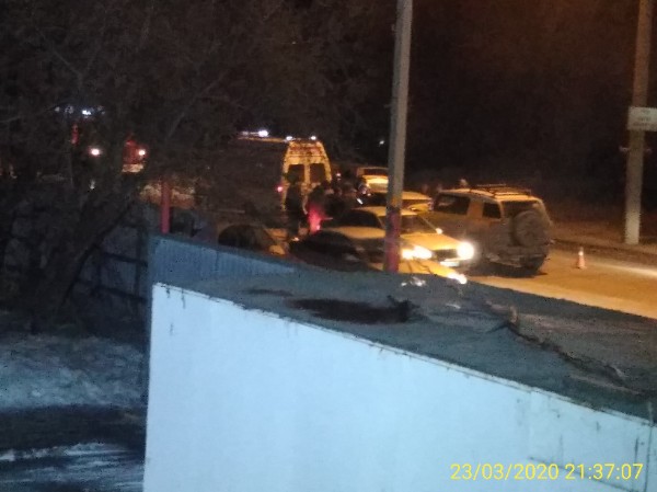 На Королева в Омске лоб в лоб мощно столкнулись две «Тойоты» На Королева в Омске лоб в лоб мощно столкнулись две «Тойоты»