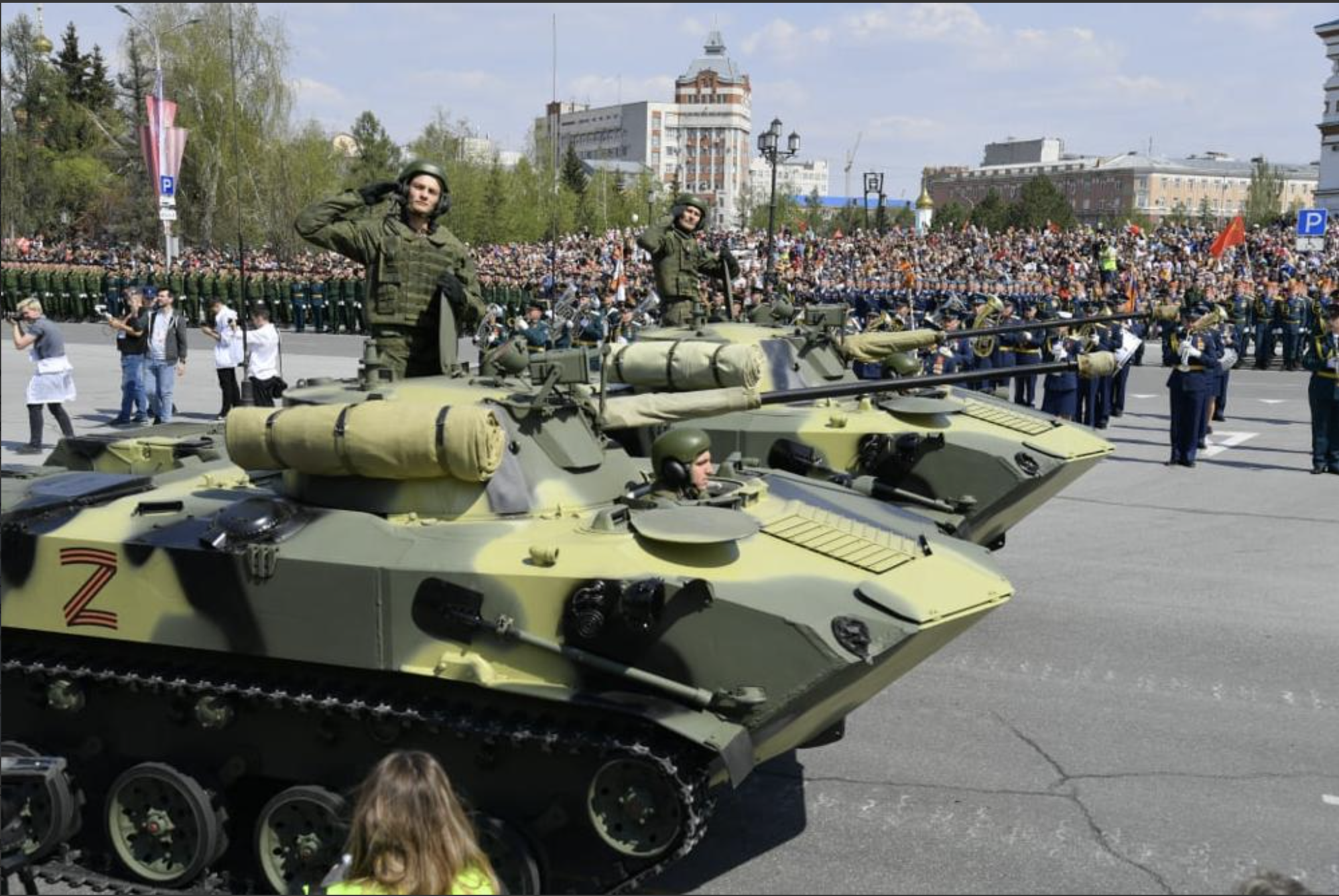 В Омске на параде Победы Бурков объяснил решение президента по Украине В Омске на параде Победы Бурков объяснил решение президента по Украине