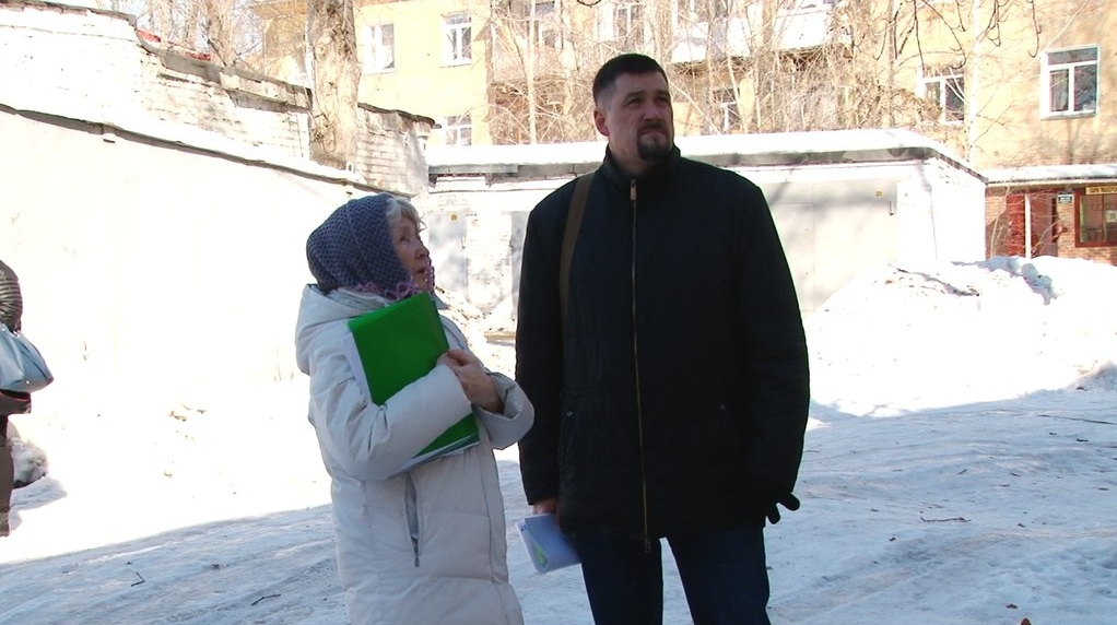 Депутат Олег Афанасьев помог жильцам дома на Магистральной добиться капитального ремонта крыши Депутат Олег Афанасьев помог жильцам дома на Магистральной добиться капитального ремонта крыши