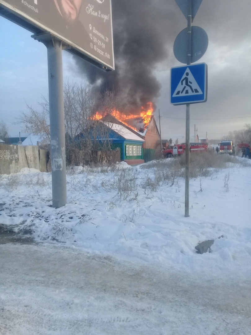 В частном секторе Омска горит дом: пожар по повышенному рангу сложности В частном секторе Омска горит дом: пожар по повышенному рангу сложности