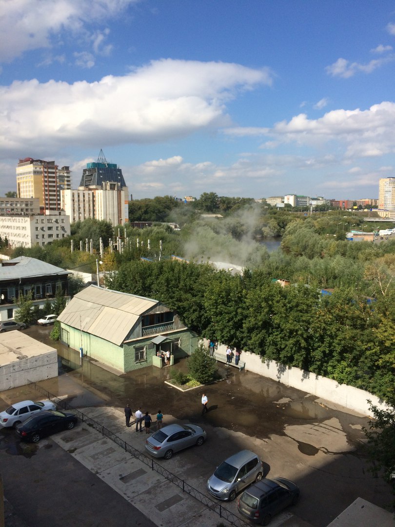 В Омске фонтан из кипятка затапливает центральную улицу В Омске фонтан из кипятка затапливает центральную улицу