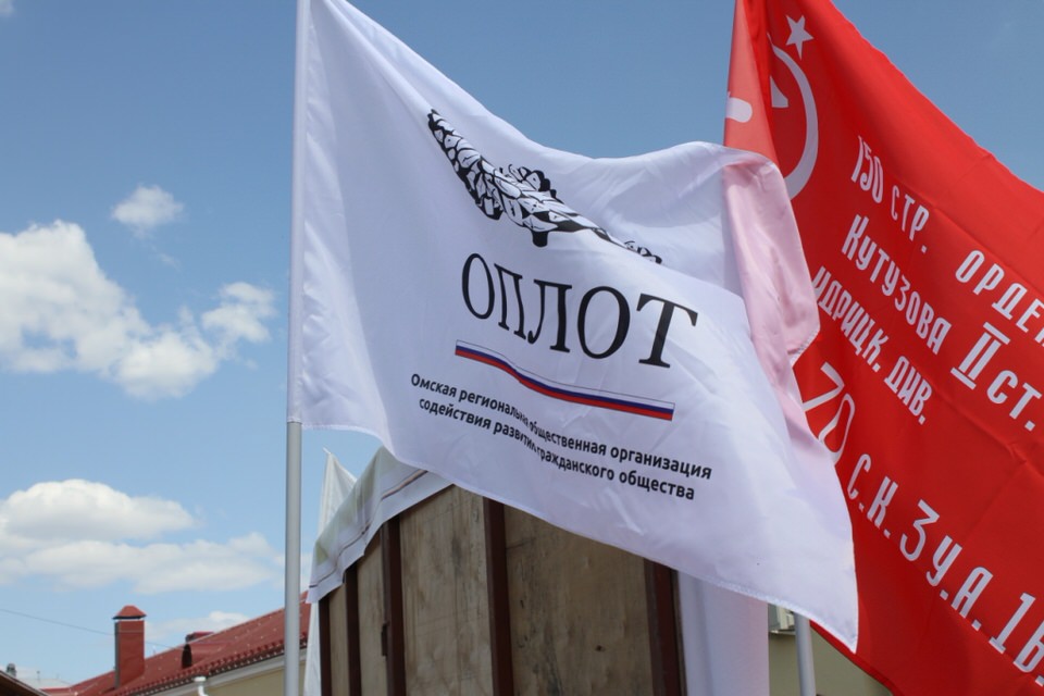 «Омские кабельные сети» и общественная организация «Оплот» угостили омичей солдатской кашей в День Победы