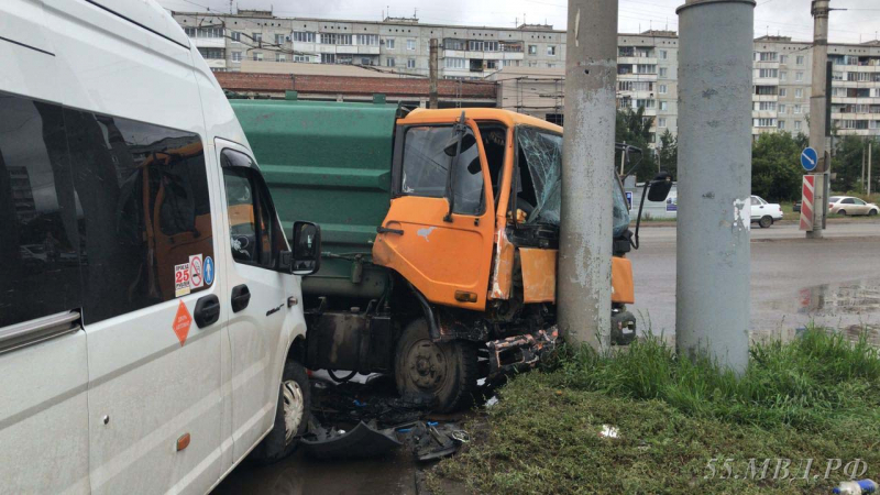 ДТП в Омске Столкновение маршруток в Омске