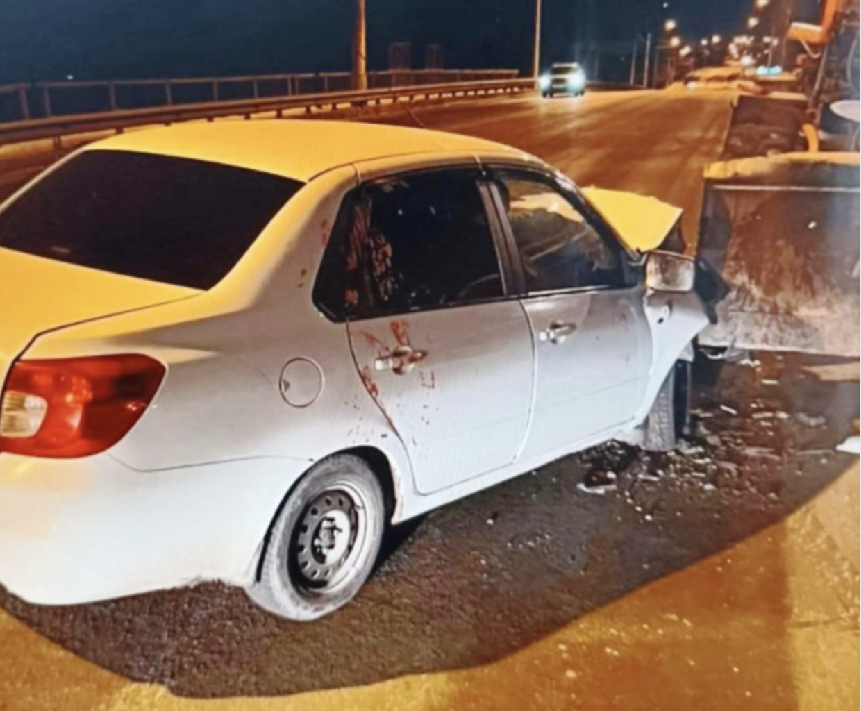 В Омске силовики показали окровавленный автомобиль после удара об угол отвала автогрейдера В Омске силовики показали окровавленный автомобиль после удара об угол отвала автогрейдера