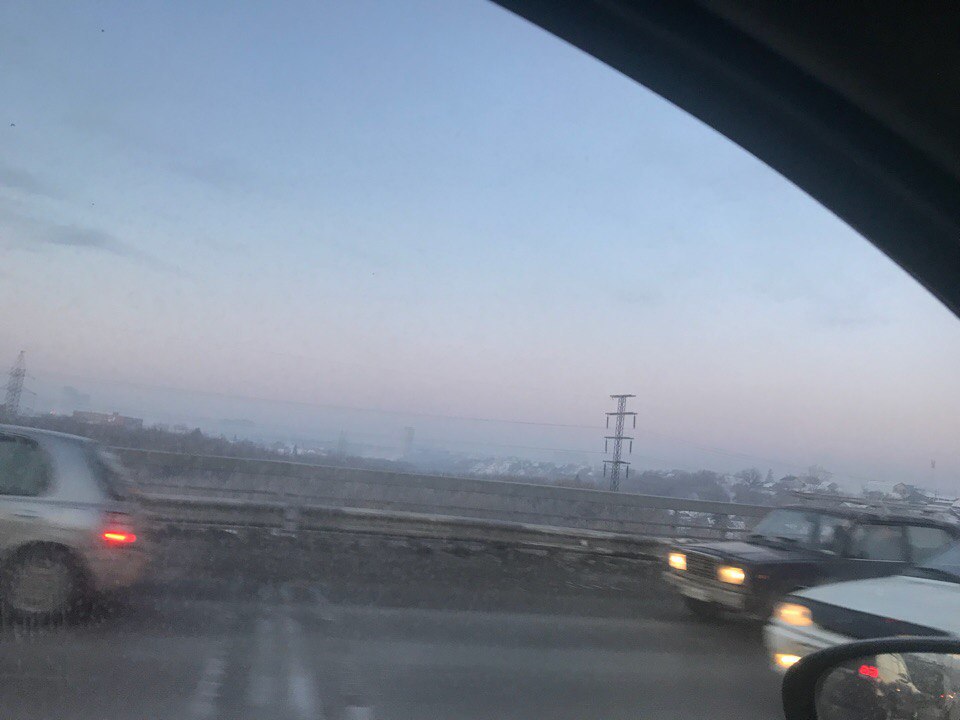 С утра Омск погряз в зловонном смоге С утра Омск погряз в зловонном смоге
