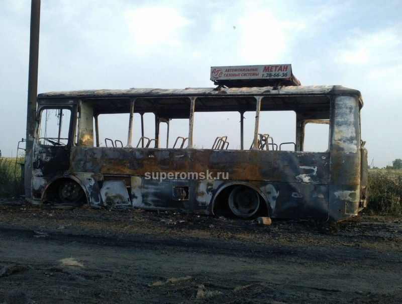 У омского садоводства дотла сгорел автобус У омского садоводства дотла сгорел автобус