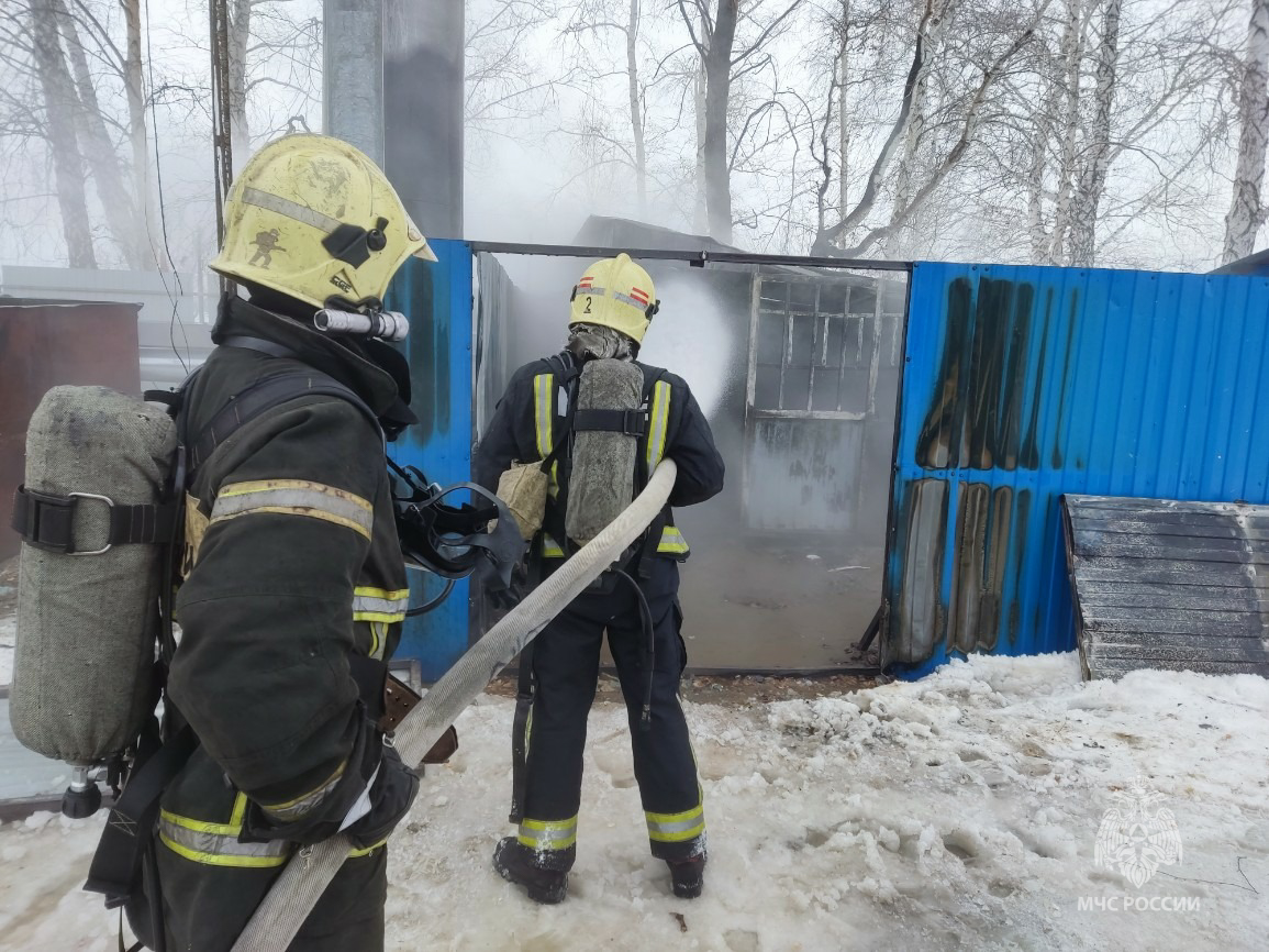 В поселке Омский загорелось помещение с сотней газовых баллонов