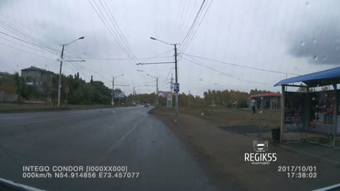 В Омске неизвестный пешеход с палкой напал на водителя маршрутки В Омске неизвестный пешеход с палкой напал на водителя маршрутки