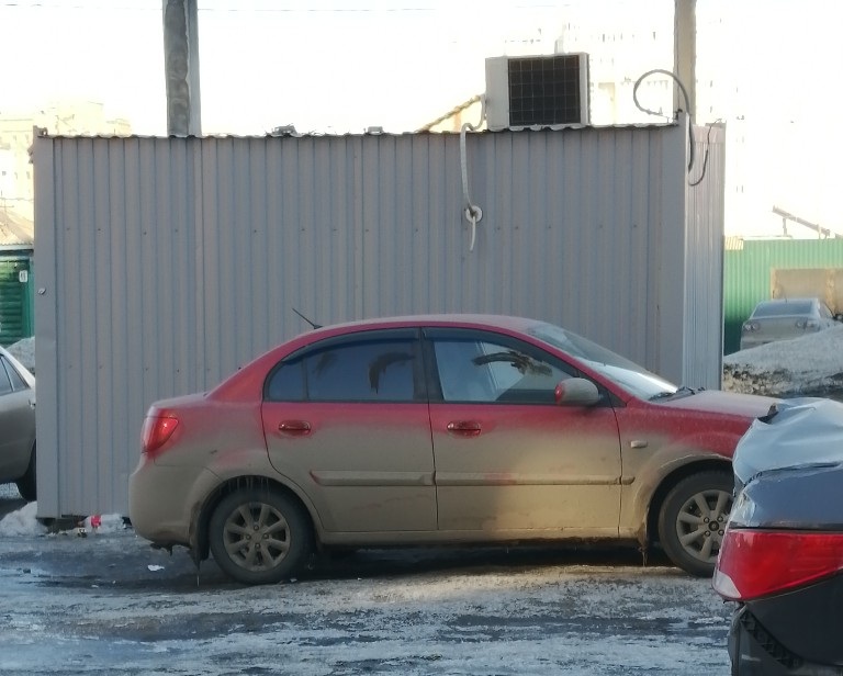 В Омске неизвестные перемазали припаркованные автомобили странной жижей