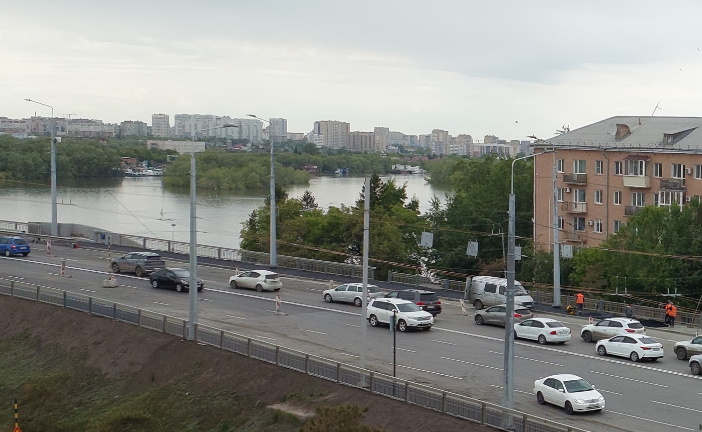 На Ленинградском мосту в Омске к 1 июня провели троллейбусные линии и нанесли разметку