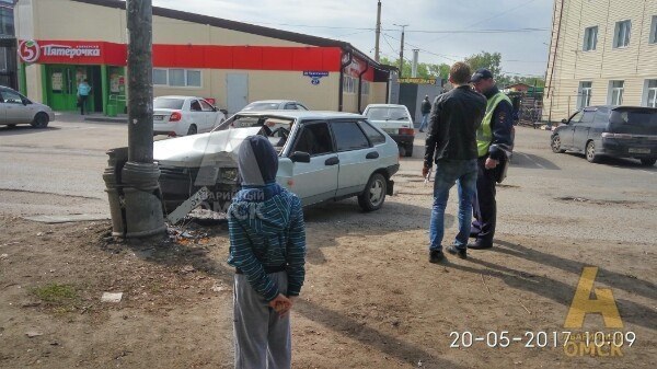 В Омске «девятка» вписалась в столб, пытаясь объехать яму на дороге В Омске «девятка» вписалась в столб, пытаясь объехать яму на дороге