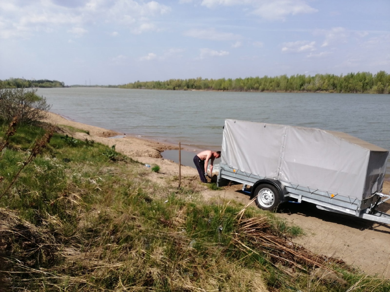 «Еще нанесет»: омича сфотографировали за возможным воровством на берегу Иртыша «Еще нанесет»: омича сфотографировали за возможным воровством на берегу Иртыша