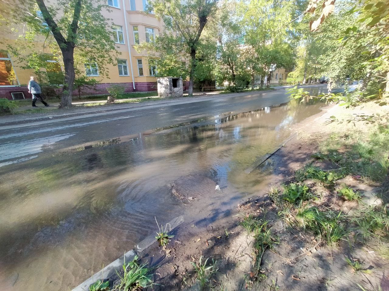 На улице Омска второй раз за пару недель произошла коммунальная авария На улице Омска второй раз за пару недель произошла коммунальная авария