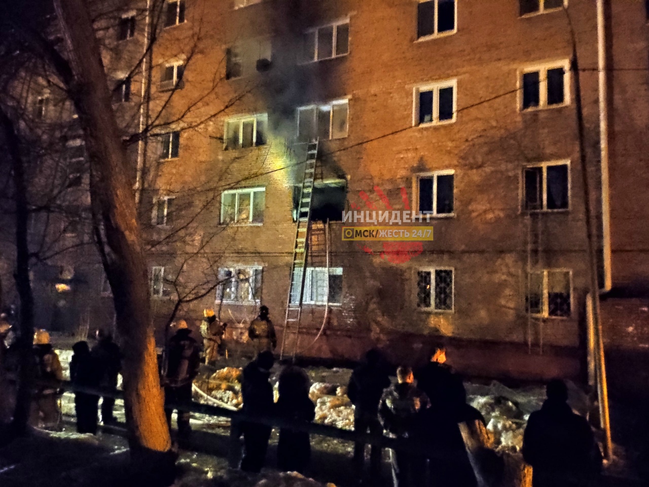 Омичи поделились фото с места страшного пожара в жилом доме в Нефтяниках Омичи поделились фото с места страшного пожара в жилом доме в Нефтяниках