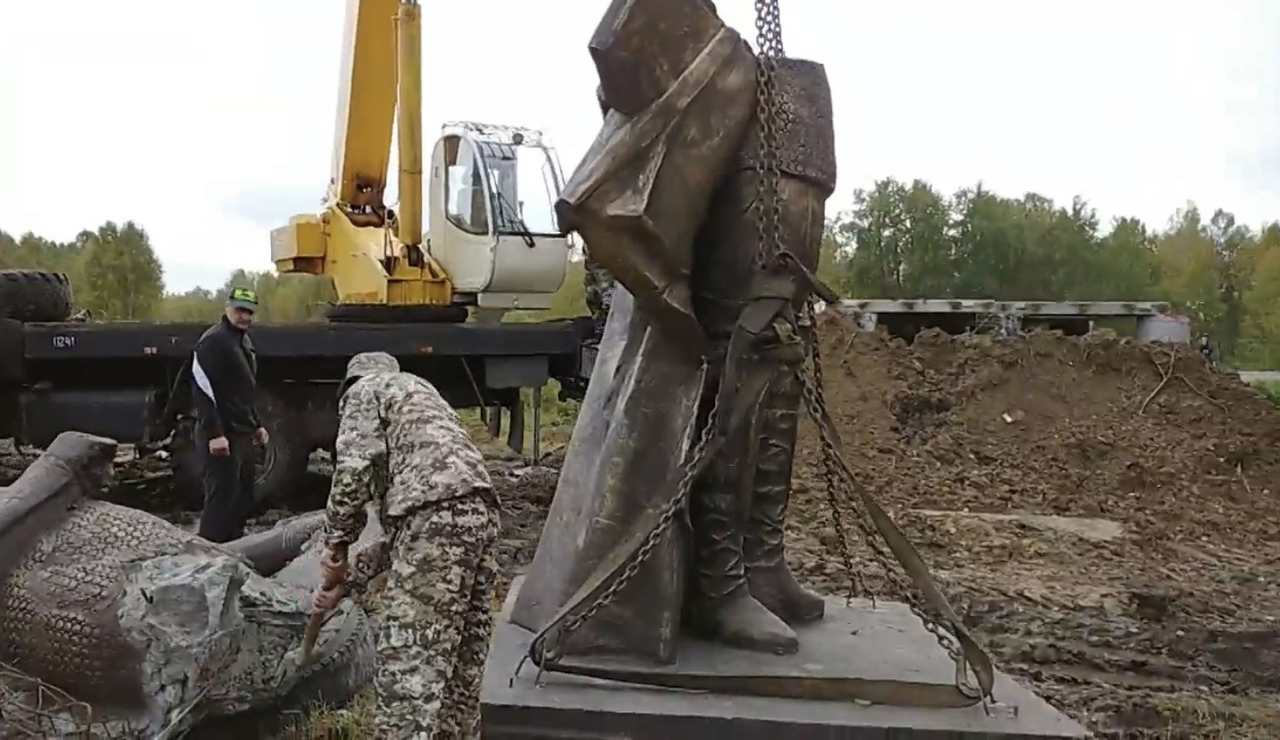 На трассе Омской области начали монтировать скульптуру Александру Невскому