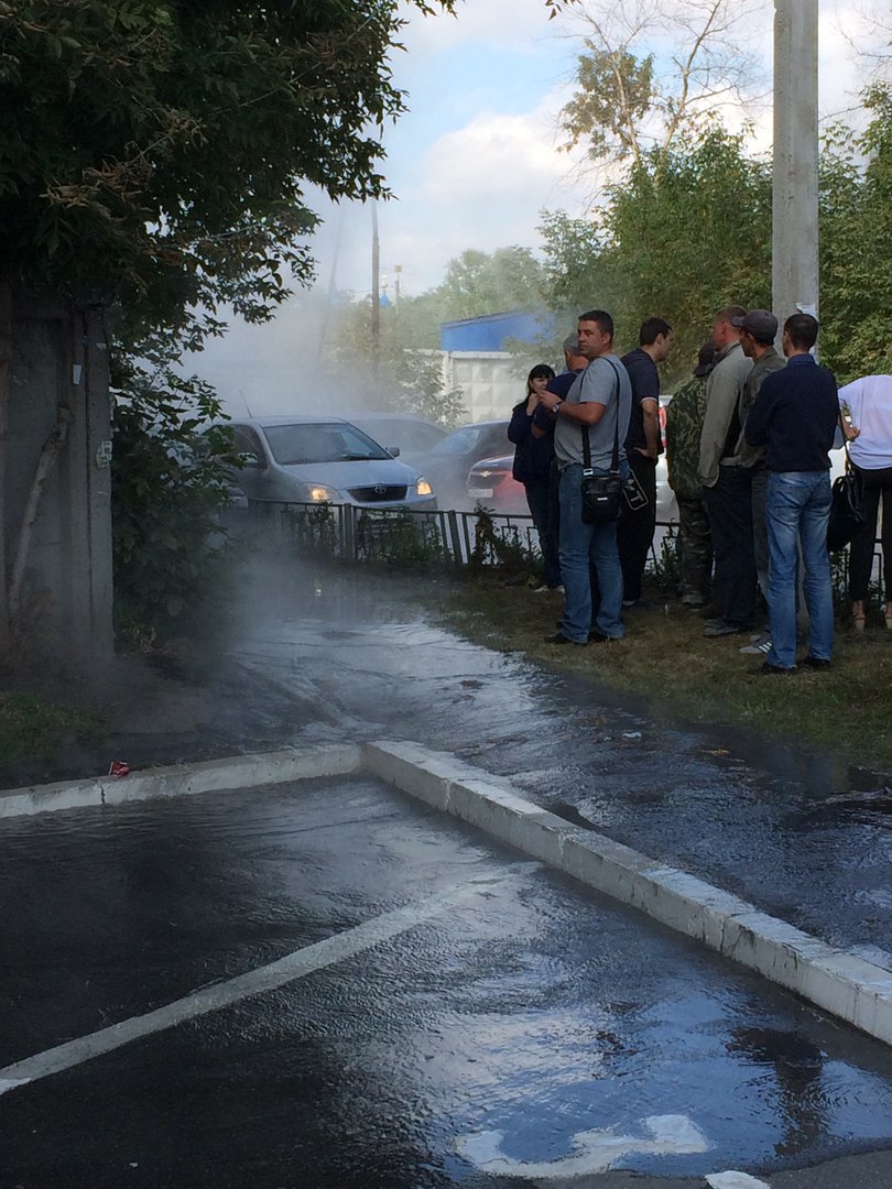 В Омске фонтан из кипятка затапливает центральную улицу В Омске фонтан из кипятка затапливает центральную улицу