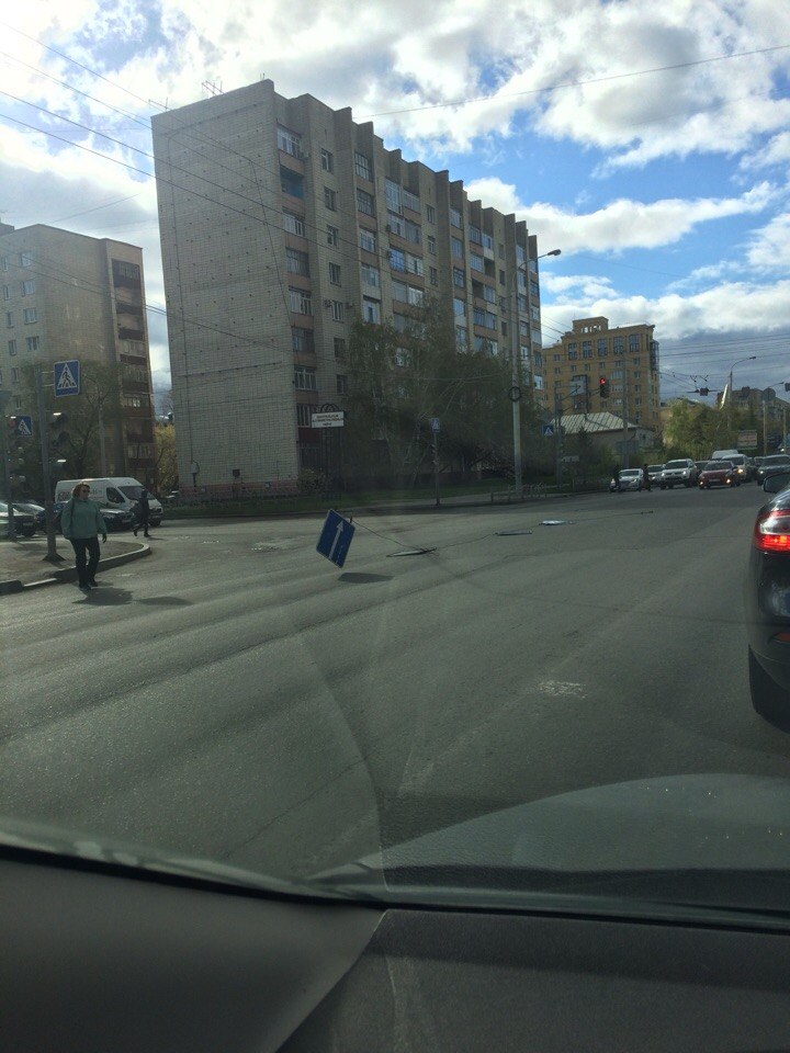 Последствия урагана в Омске: сорванные ветром дорожные знаки спровоцировали пробку Последствия урагана в Омске: сорванные ветром дорожные знаки спровоцировали пробку