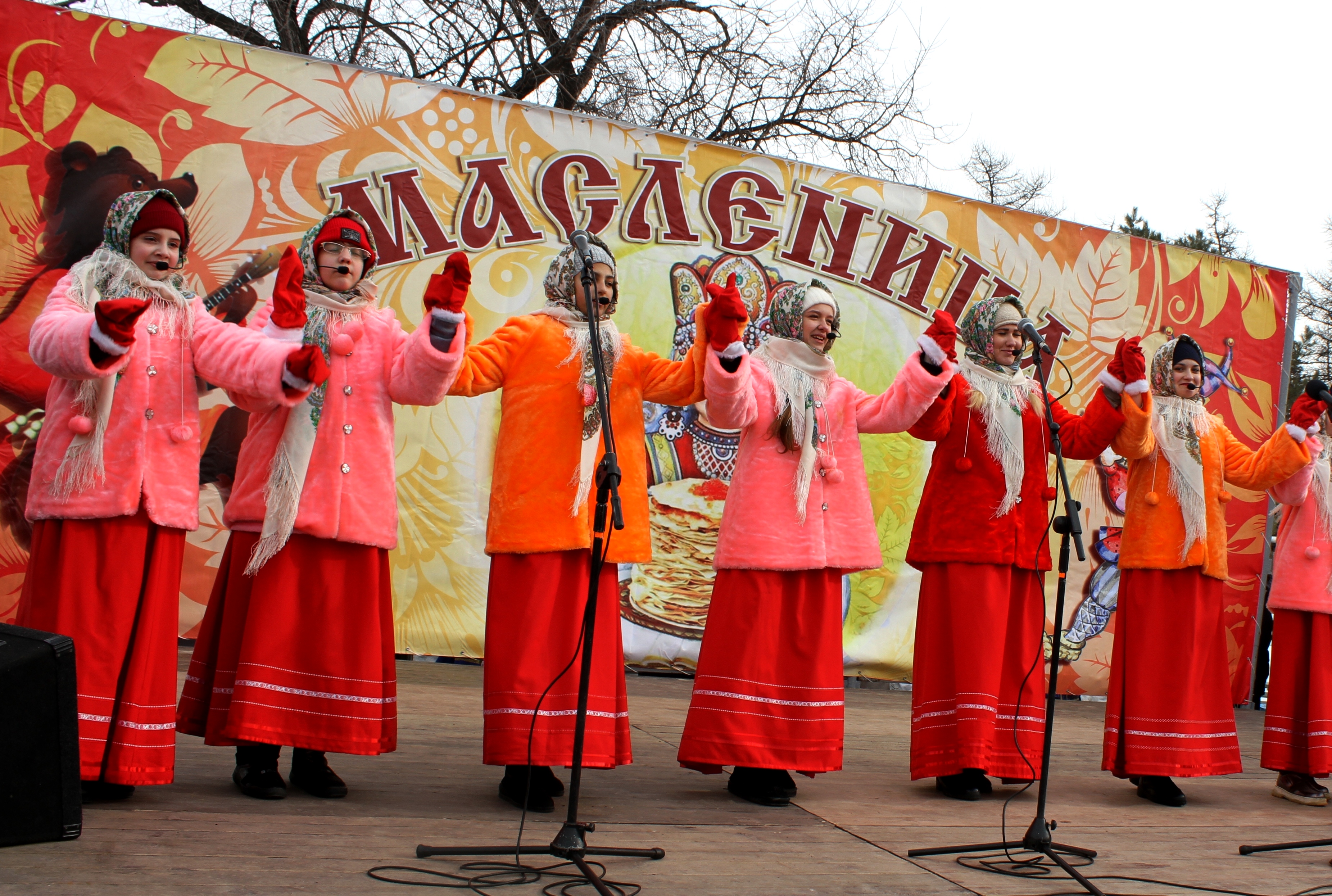 Омская Масленица встретила гостей на Любинском проспекте Омская Масленица встретила гостей на Любинском проспекте