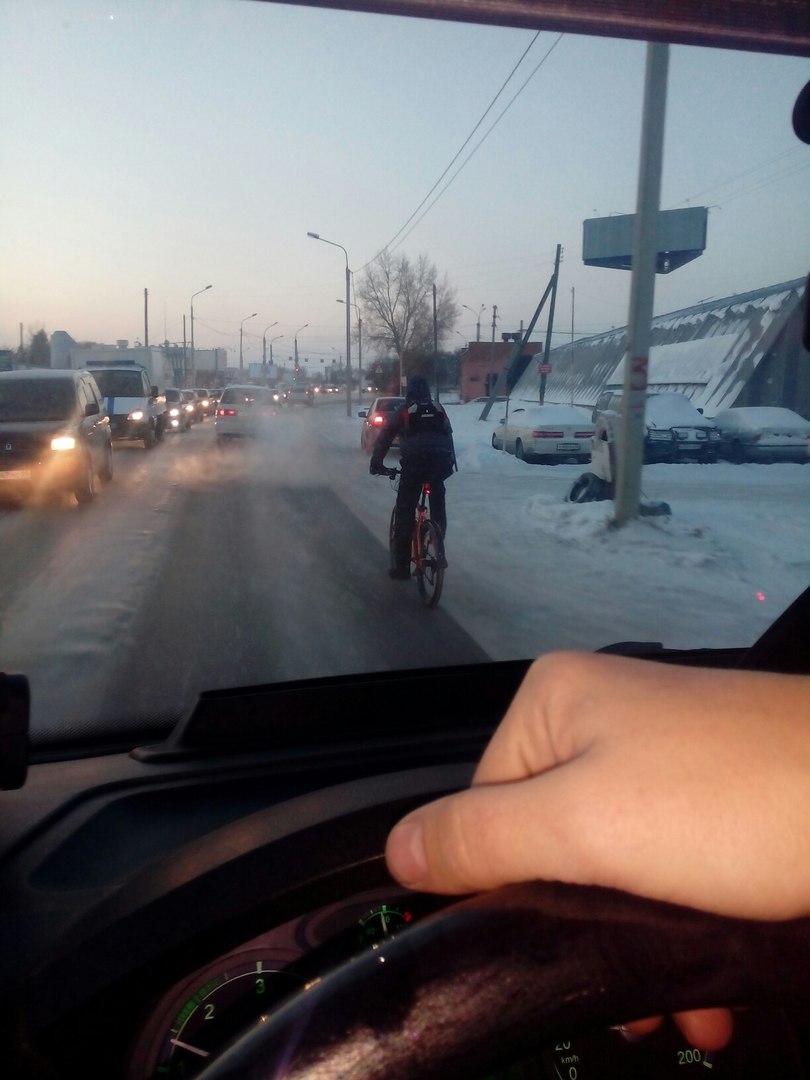 По морозному Омску ездят на велосипеде и ходят в мини-юбке
