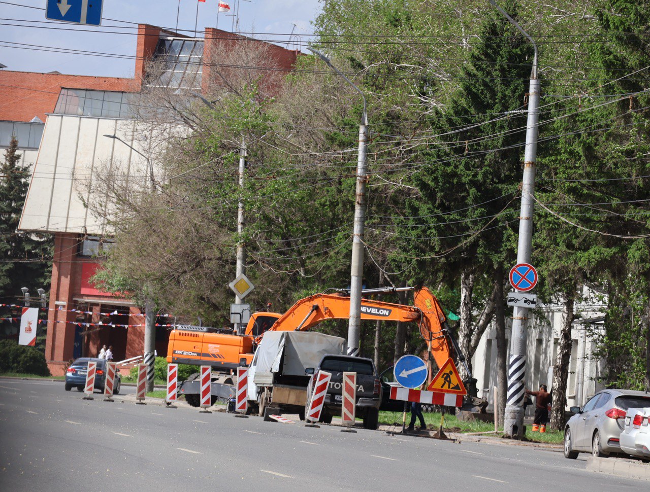 Зеленую зону в центре Омска раскопали под парковку Зеленую зону в центре Омска раскопали под парковку