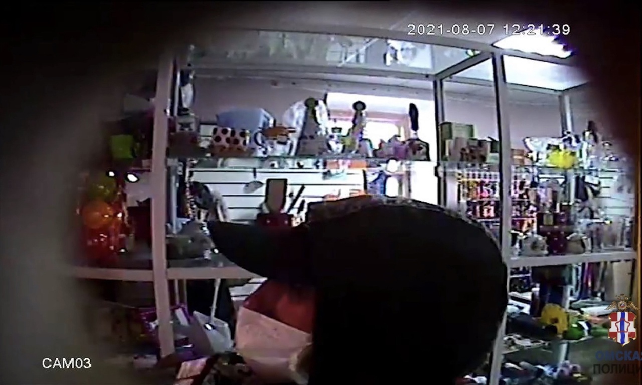Омич молотком разнес витрину ломбарда и переключился на приемщицу Омич молотком разнес витрину ломбарда и переключился на приемщицу