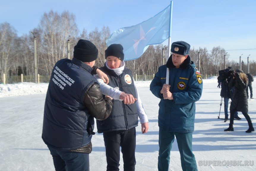 Омские спасатели устроили шоу-тренировку на коньках Омские спасатели устроили шоу-тренировку на коньках