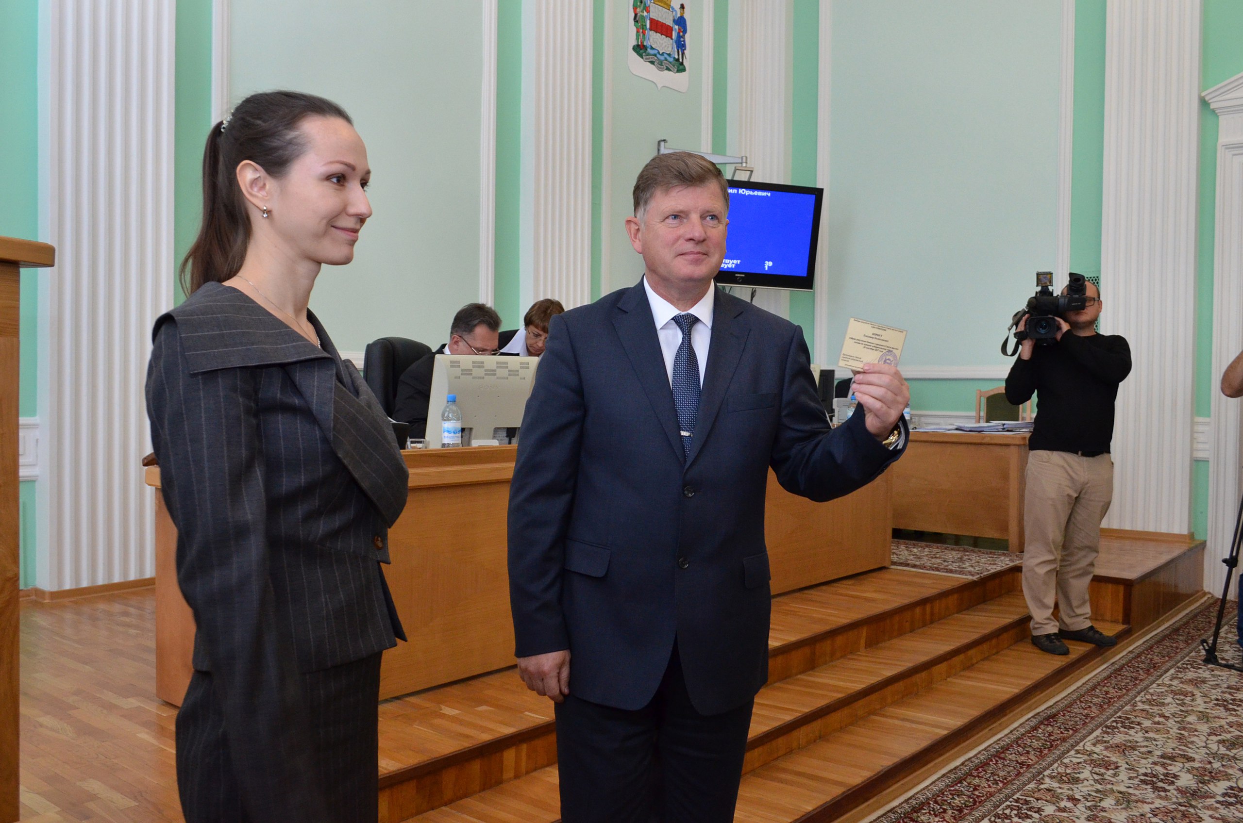 Корбут пришел в омский горсовет без формы Корбут пришел в омский горсовет без формы