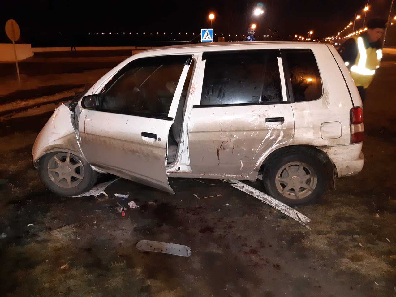 В центре Омска вдребезги разбилась «Мазда» с двумя парнями и девушкой