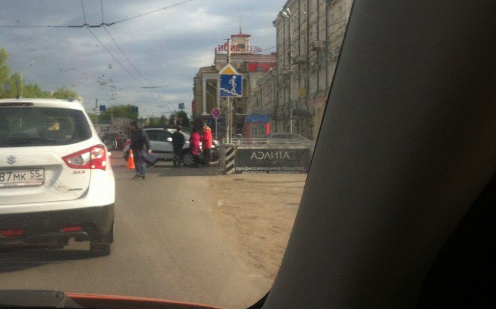 В Омске авария в час пик устроила затор возле «Яблоньки» В Омске авария в час пик устроила затор возле «Яблоньки»