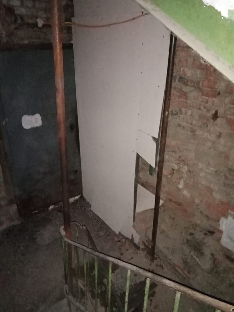 У рухнувшей трехэтажки в Омске расчищают вход У рухнувшей трехэтажки в Омске расчищают вход