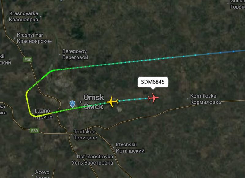 В Омске не смог приземлиться самолет из Красноярска В Омске не смог приземлиться самолет из Красноярска