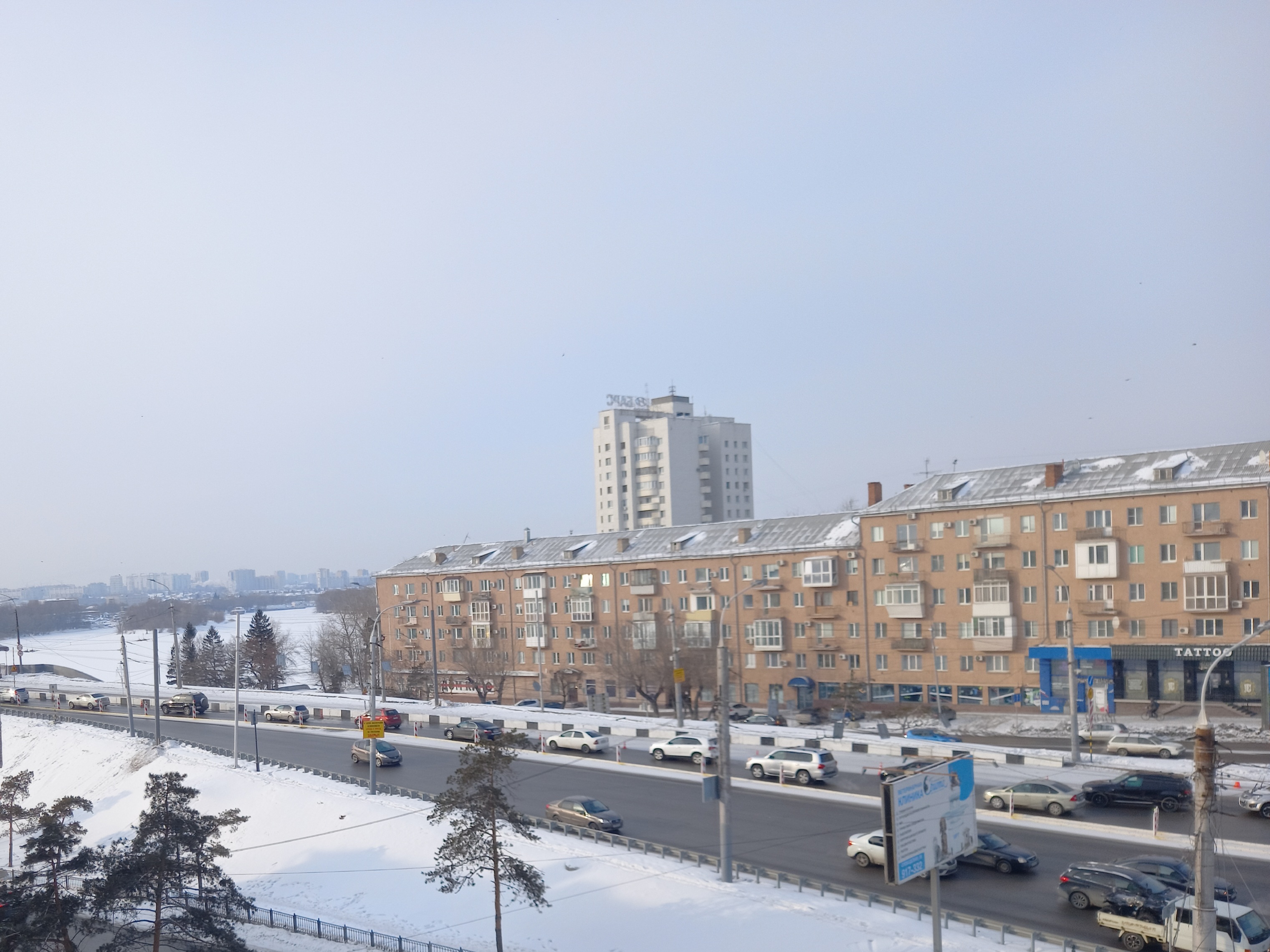 После установки разделительных блоков на Ленинградском мосту омичи встали в огромную пробку