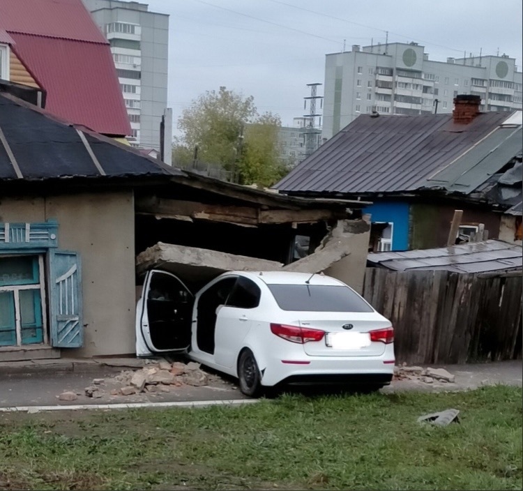 В центре Омска иномарка мощно протаранила жилой дом В центре Омска иномарка мощно протаранила жилой дом