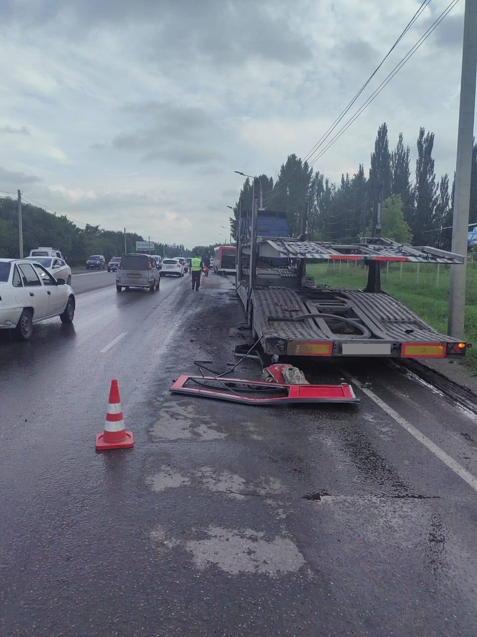 Появились кадры покореженного автобуса после столкновения с автовозом в Омске Появились кадры покореженного автобуса после столкновения с автовозом в Омске