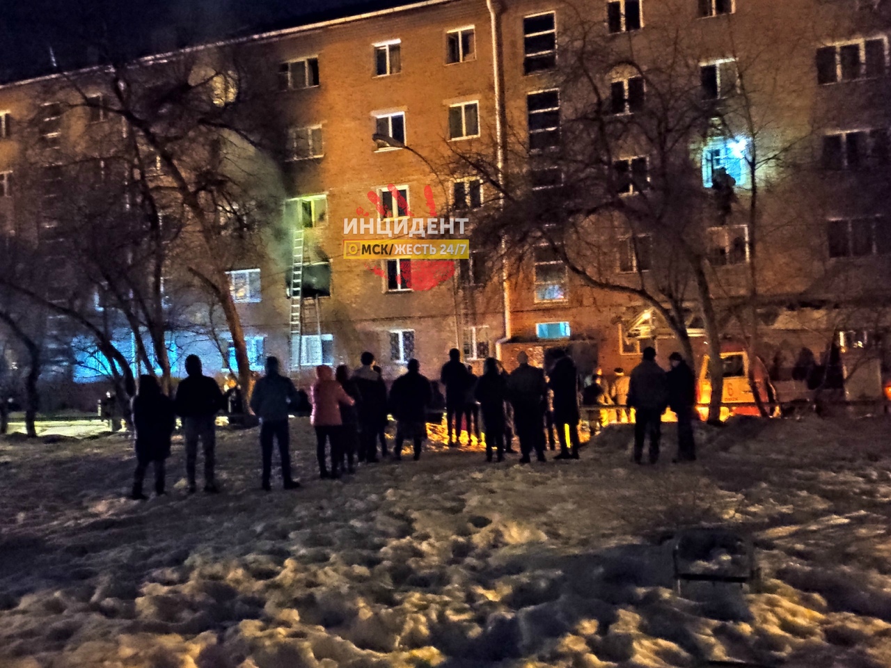 Омичи поделились фото с места страшного пожара в жилом доме в Нефтяниках Омичи поделились фото с места страшного пожара в жилом доме в Нефтяниках