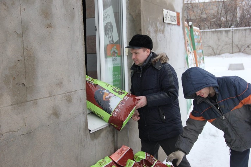 Омский депутат Бонковский подарил собакам из приюта 300 кг корма Омский депутат Бонковский подарил собакам из приюта 300 кг корма