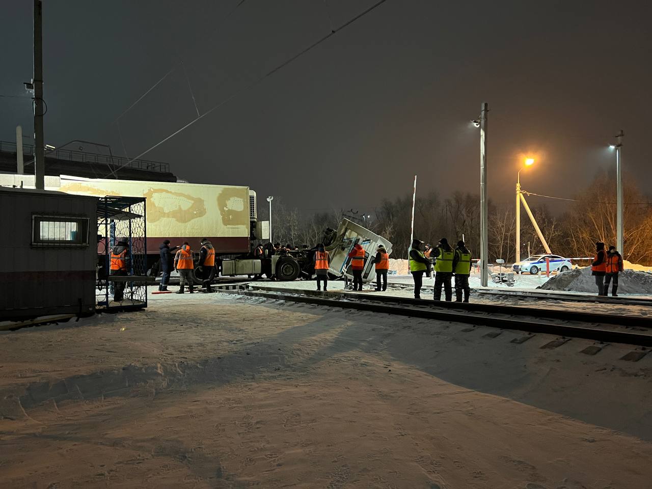 Появились подробности перекрытия в Омске ж/д путей грузовиком Появились подробности перекрытия в Омске ж/д путей грузовиком