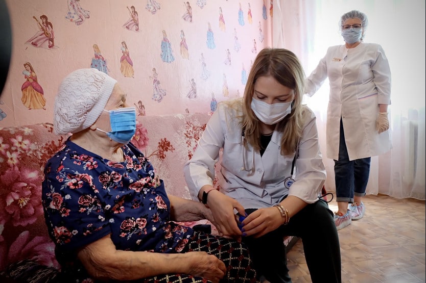 «Всем надо прививаться, все хотят жить»: от коронавируса привили 102-летнюю жительницу Новосибирска «Всем надо прививаться, все хотят жить»: от коронавируса привили 102-летнюю жительницу Новосибирска
