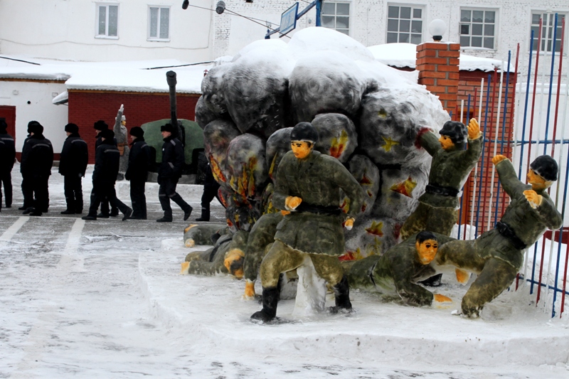 Заключенные омской колонии воссоздали ледяной городок 1942 года Заключенные омской колонии воссоздали ледяной городок 1942 года